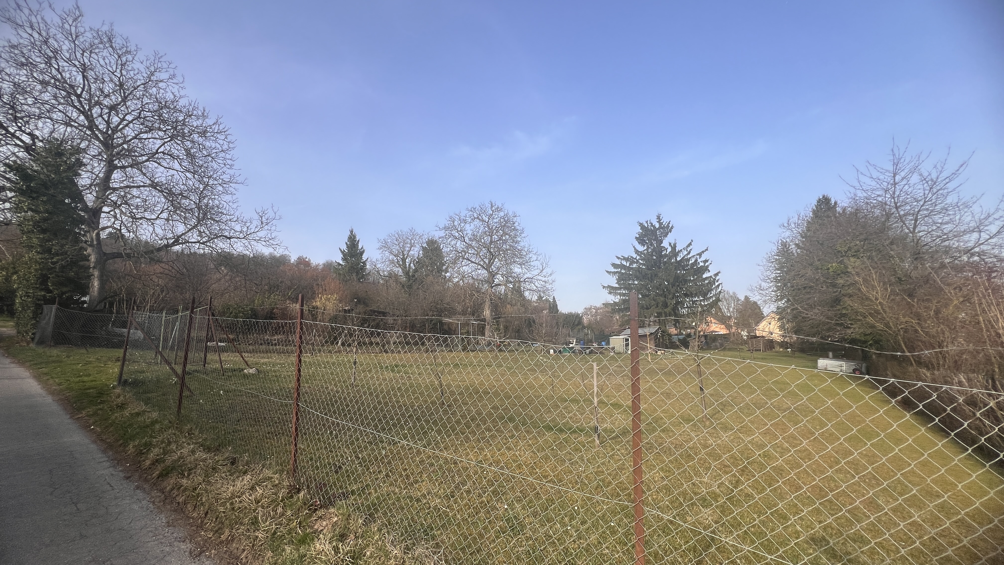 Gartengrundstück im Plangebiet Wohnen unterm Wallberg neben der Kurzen Steige – Grünfläche und Zaun